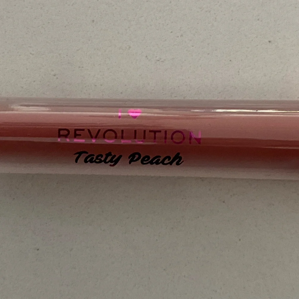 New I‎ Heart Revolution Tasty Peach Lip Gloss sealed tube